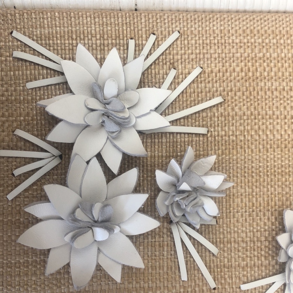 Patricia Nash white/beige wicker with leather appliqué flowers - Picture 3 of 10
